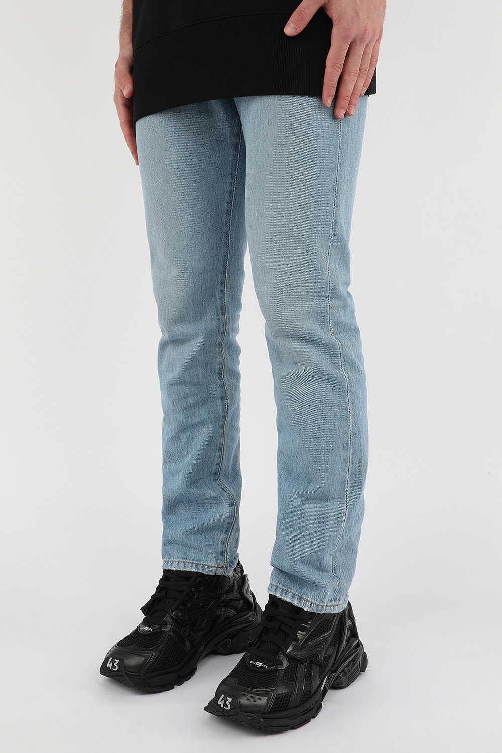 תמונת כל הלוק של נעלי ספורט עם שילובי טקסטורות בגוון שחור